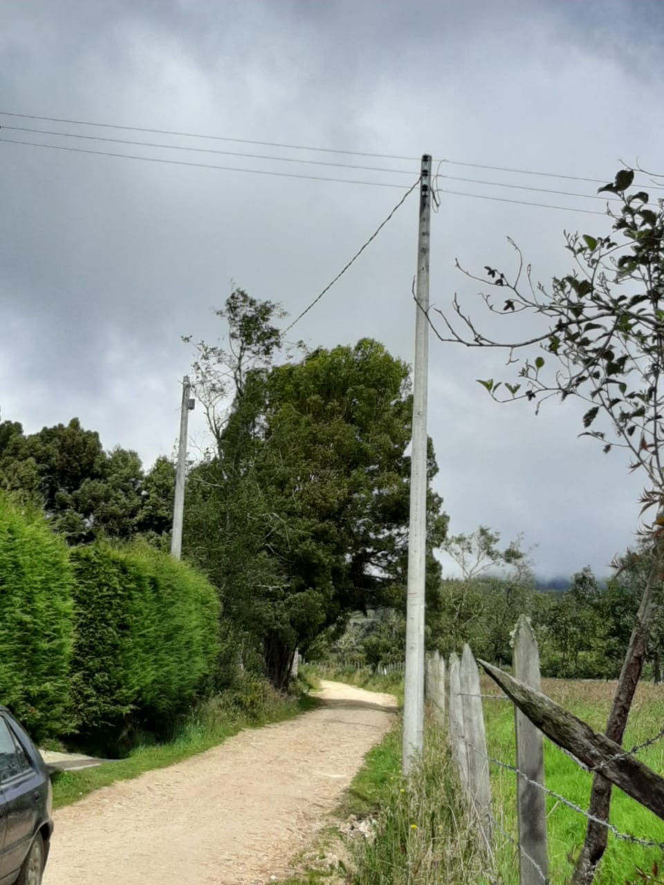 Los dos postes instalados