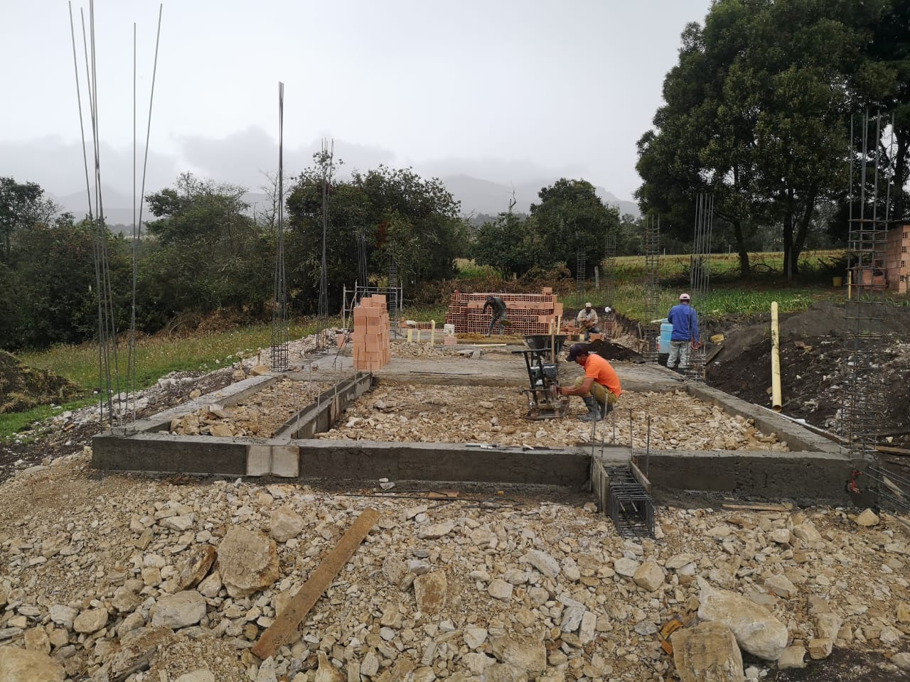 Amarrando y compactando